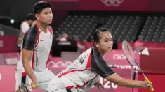 Pebulu tangkis Indonesia Praveen Jordan (kiri) dan Melati Daeva Oktavianti saat melawan pebulu tangkis China Zheng Si Wei dan Huang Ya Qiong pada pertandingan perempat final ganda campuran Olimpiade 2020 di Tokyo, Jepang, Rabu (28/7/2021). Praveen / Melati kalah. (AP Photo/Dita Alangkara)