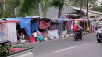 Kemah-kemah pengungsi dari Afrika dan Asia Selatan di trotoar depan Rumah Detensi Imigrasi Kalideres, Jakarta Barat (4/4/2018) (Muhammad Husni Mubarok/Liputan6.com)