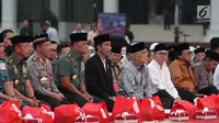 Presiden Joko Widodo bersama Panglima TNI Jenderal Gatot Nurmantyo dan Kapolri Jenderal Tito Karnavian saat acara buka puasa bersama di Mabes TNI, Cilangkap, Jakarta Timur, Senin (19/6). (Liputan6.com/Angga Yuniar)