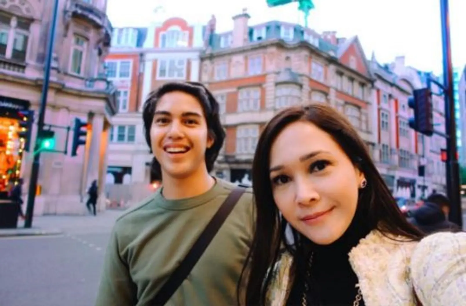 Maia Estianty dan El Rumi saat berada di London, Inggris (Instagram/@maiaestiantyreal)