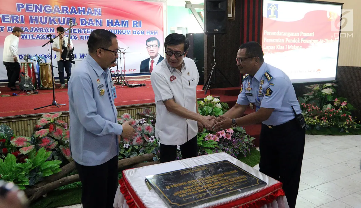 Menkumham, Yasonna Laoly usai meresmikan pondok pesantren At Taubah di Lapas Klas 1 Malang, Senin (5/6). Yasonna berharap tahanan nantinya menjadi orang yang berguna bagi masyarakat dan jauh lebih baik setelah keluar dari lapas. (Liputan6.com/JohanTallo)