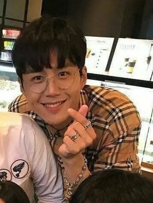 Seiring dengan kariernya yang terus tumbuh, penampilan Kim Seon Ho pun berubah. Ya, sebelumnya aktor 35 tahun ini suka menggunakan banyak aksesoris. (Foto: Kapanlagi)