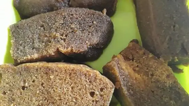 Bolu Peca salah satu kue wajib dalam hajatan kawinan masyarakat bugis (Liputan6.com/ Eka Hakim)