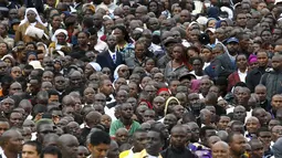 Ribuan orang Kenya menghadiri misa Paus Francis di Nairobi, Kenya,  (26/11).  Dalam agenda kunjungannya Paus juga akan bertemyu pemuka Umat Islam di Kenya. (REUTERS/Stefano Rellandini)
