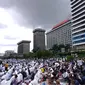 Di Bawah Hujan Massa Demo 2 Desember Salat Jumat di Jalan Thamrin