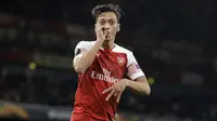 Gelandang Arsenal, Mesut Ozil, merayakan gol usai membobol gawang Vorskla pada laga Liga Europa di Stadion Emirates, London, Kamis (20/9/2018). Arsenal menang 4-2 atas Vorskla. (AP/Kirsty Wigglesworth)