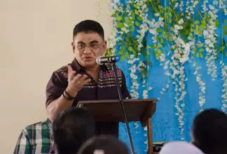 Dr. Andreas Hugo Pareira, anggota Komisi X DPR RI saat melakukan kujungan di NTT. (Liputan6.com/Dionisius Wilibardus)