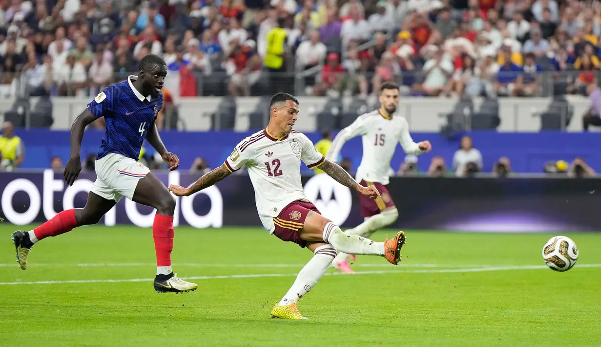 Pemain Spanyol Pedro Porro mencetak gol kedua timnya selama pertandingan semifinal Piala Dunia antara Prancis dan Spanyol di Arlington, Texas, dekat Dallas, Selasa, 14 Juli 2026. (AP Photo/Ashley Landis)