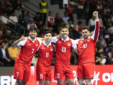 Para pemain Timnas Futsal Indonesia melakukan selebrasi gol saat berhadapan dengan Belanda pada laga lanjutan Four Nations Cup 2025 yang bergulir di Hall Basket Senayan, Jakarta, pada Sabtu (20/9/2025).