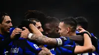 Para pemain Inter Milan merayakan gol yang dicetak Marcus Thuram ke gawang Udinese dalam laga giornata 15 Serie A Liga Italia 2023/2024 di Giuseppe Meazza, Milan, Minggu (10/12/2023) dini hari WIB. Inter Milan menang telak 4-0 dalam pertandingan ini (MARCO BERTORELLO / AFP)