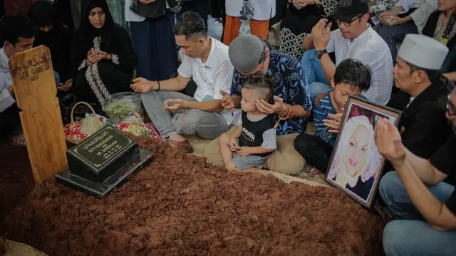 Pemakaman Titi Qadarsih (Liputan6.com/ Faizal Fanani)