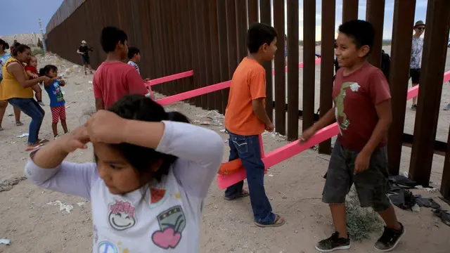 Suasana Teeter-Totter Wall (Sumber foto : AFP)