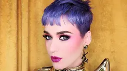 Selalu tampil berani dengan model rambut pixie cut. Setelah hijau neon, metalic purple menjadi salah satu warna andalan katy (sumber: Liputan6.com/IG/@katyperry)