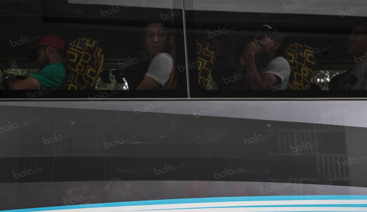 Bek Timnas Indonesia, Gunawan Dwi Cahyo, berada di dalam bus yang akan berangkat ke Bandara Soekarno-Hatta untuk menuju Vietnam di Hotel Lor In, Jawa Barat, Minggu (4/12/2016). (Bola.com/Vitalis Yogi Trisna)