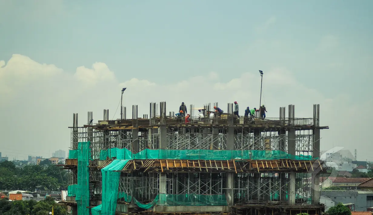 Kesibukan pekerja saat membuat rangka beton gedung di kawasan Jalan Kramat Raya Jakarta, Kamis (26/3). Menaker Hanif Dhakiri mengatakan masyarakat harus aktif mewujudkan Indonesia Berbudaya Keselamatan dan Kesehatan Kerja (K3).(Liputan6.com/Faizal Fanani)