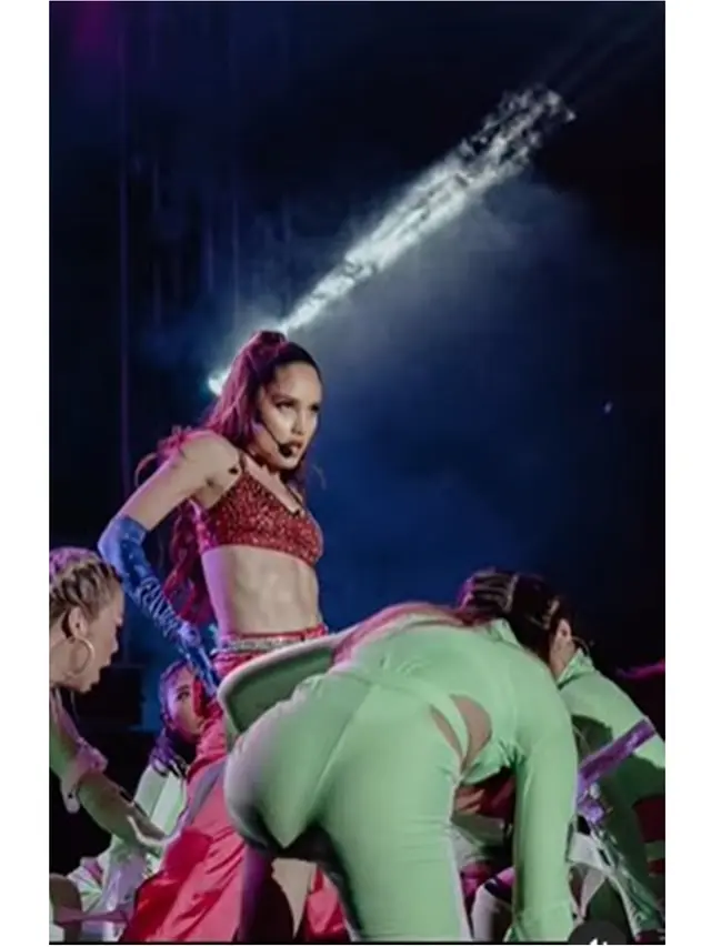 Disebut Mirip Ariana Grande, Ini 6 Potret Aksi Panggung Cinta Laura di Konser Musik