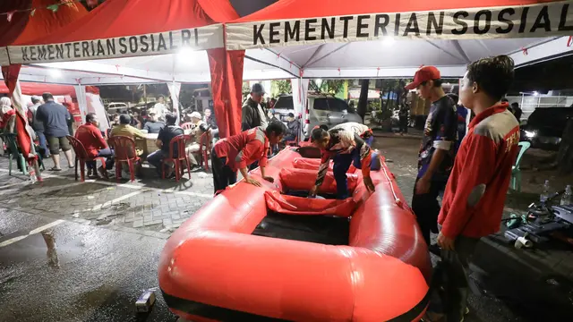 Kunjungi Korban Banjir di Bekasi, Mensos dan Wamensos Ikut Siapkan Makan Sahur