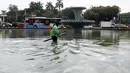 Petugas membersihkan busa yang mencemari kolam air mancur di bundaran patung kuda, Jakarta, Rabu (28/3). Petugas masih menyelidiki asal busa tersebut. (Liputan6.com/Arya Manggala)