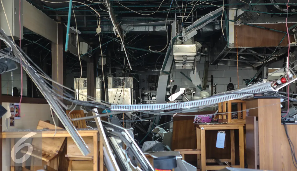 Kondisi bagian dalam restoran Jepang usai meledak di Jalan Boulevard Raya, Blok IA no 18, Jakarta, pada Senin malam, Selasa (21/7/2015). Ledakan diakibatkan oleh tabung gas yang berada di dapur masak. (Liputan6.com/Faizal Fanani)