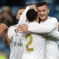 Striker Real Madrid, Luka Jovic, berselebrasi dengan rekan setimnya setelah mencetak gol ke gawang Leganes pada pekan ke-11 La Liga 2019-2020 di Santiago Bernabeu,, Rabu (30/10/2019). Real Madrid tanpa ampun menghajar tamunya Leganes, 5-0. (AP/Bernat Armangue)