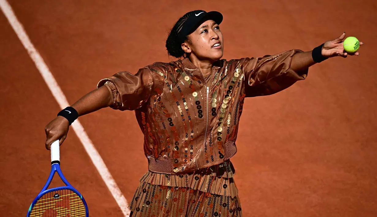Naomi Osaka dari Jepang melakukan servis saat pemanasan sebelum pertandingan tunggal putri melawan Donna Vekic (Kroasia) pada hari ke-5 turnamen Prancis Terbuka 2026 di Lapangan Simonne-Mathieu, Kompleks Roland-Garros, Paris pada Kamis 28 Mei 2026. (JULIEN DE ROSA/AFP)