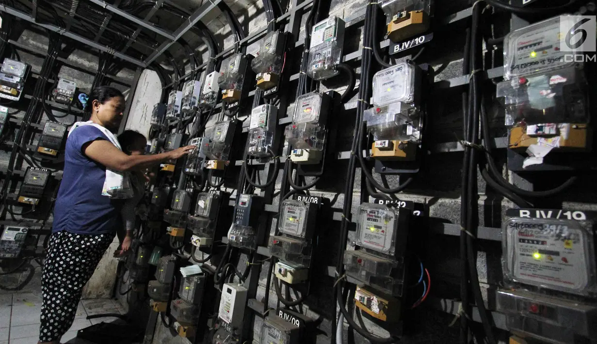 Pelanggan mengisi token listrik di Rusun Bendungan Hilir, Jakarta, Rabu (15/11). Pemerintah dan PT PLN (Persero) tengah menggodok penyederhanaan golongan pelanggan listrik rumah tangga. (Liputan6.com/Angga Yuniar)