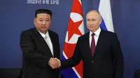 Pertemuan kedua pemimpin tersebut terlihat sangat akrab pada Rabu, 13 September 2023 terlihat sangat akrab. (Vladimir Smirnov, Sputnik, Kremlin Pool Photo via AP)