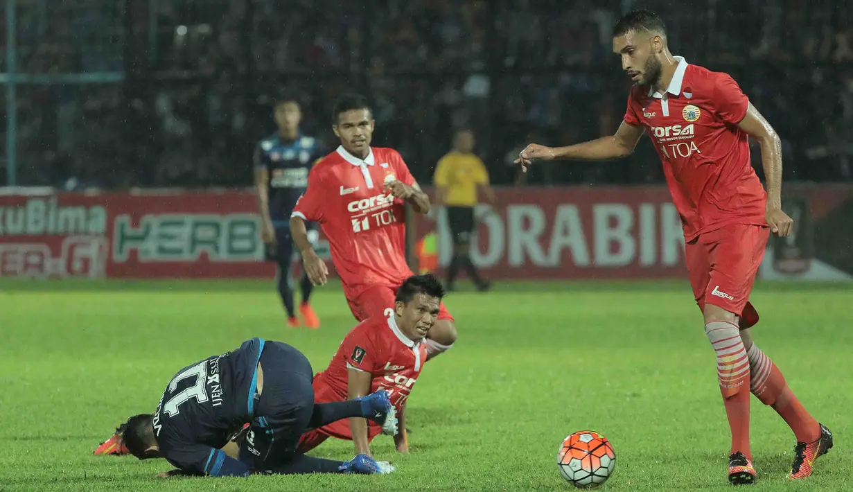 Bek Persija, William Pacheco, mengamankan bola dari pemain Arema pada laga Piala Presiden 2017 di Stadion Kanjuruhan, Malang, Sabtu (11/2/2017). Arema bermain imbang 1-1 melawan Persija. (Bola.com/Reza Bachtiar)