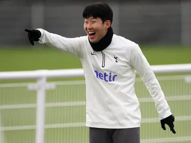 Penyerang Tottenham Hotspur, Son Heung-Min bereaksi selama sesi latihan tim di Tottenham Hotspur Football Club Training Ground, di Enfield, utara London pada 7 Maret 2023. Tottenham akan bertanding melawan AC Milan pada leg 2 babak 16 besar Liga Champions di Tottenham Stadium. (AFP/Daniel Leal)