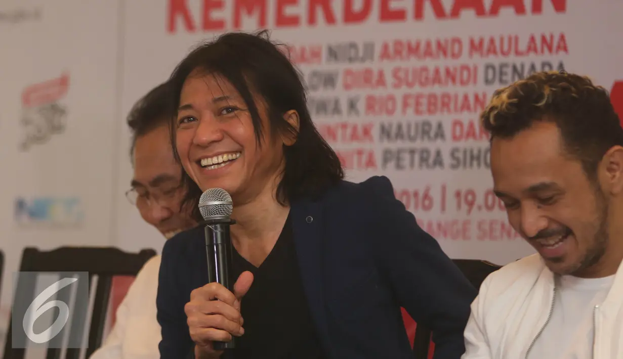 Musisi Abdee Slank menjawab pertanyaan saat konferensi pers Pesta Rakyat Konser Kemerdekaan di kawasan Senayan, Jakarta, Senin (15/8). Konser Kemerdekaan ini merupakan bagian dari rangkaian perayaan HUT RI ke-71. (Liputan6.com/Herman Zakharia) 