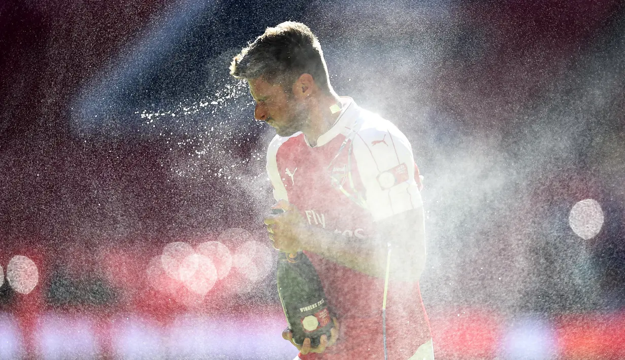 Striker Arsenal, Olivier Giroud, merayakan gelar juara Community Shield 2015 setelah mengalahkan Chelsea di Stadion Wembley, Inggris. Minggu (2/8/2015) malam WIB. (Reuters/ Dylan Martinez)