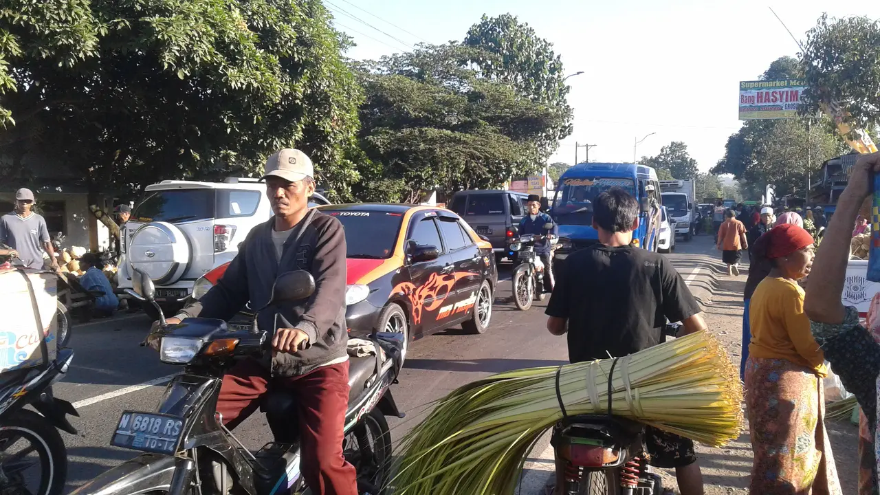 Arus Balik di Lumajang Macet Gara-Gara Pasar Tumpah