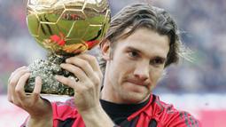 Andriy Shevchenko memenangkan penghargaan Ballon d'Or usai membawa AC Milan meraih gelar Liga Italia dan Super Coppa Italia pada musim 2003/2004. Ia juga tercatat sebagai pencetak gol terbanyak di Serie A. Saat itu, nilai transfernya masih mencapai 25,2 juta euro. (AFP/Paco Serinelli)