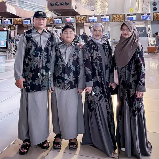 Krisdayanti dan Amora Pergi Umrah