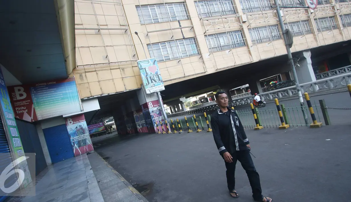 Petugas keamanan berpatroli di sekitar pertokoan yang tutup di Pasar Tanah Abang, Jakarta, Kamis (7/7). Pertokoan akan kembali buka pada 14 Juli 2016 mendatang. (Liputan6.com/Immanuel Antonius)