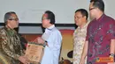 Citizen6, Bogor: Menteri kelautan dan Perikanan Sharif C.Sutardjo menerima cinderamata dari Rektor IPB dalam event Ecology Expo 2012. (Pengirim: Efrimal Bahri)