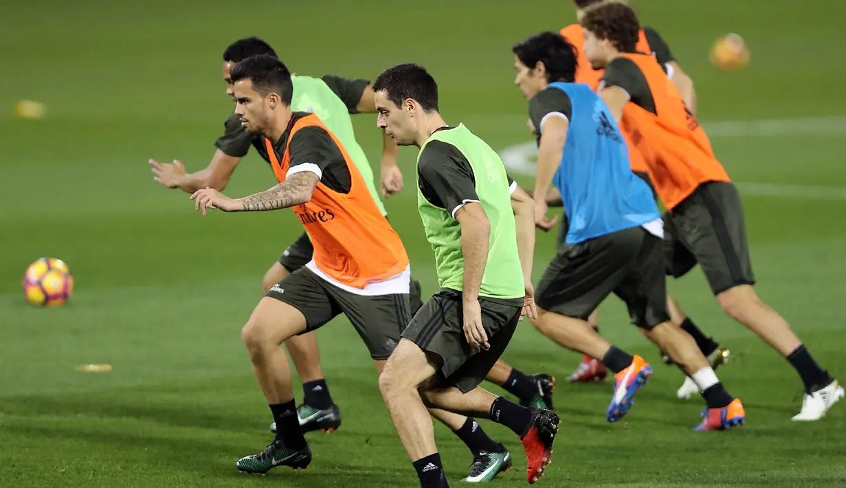 Para pemain AC Milan tampak berlari saat berlatih ringan di Doha, Qatar, Kamis (22/12/2016). Latihan ini merupakan persiapan jelang laga penuh gengsi, Supercoppa Italiana melawan Juventus. (AFP/Karim Jaafar)