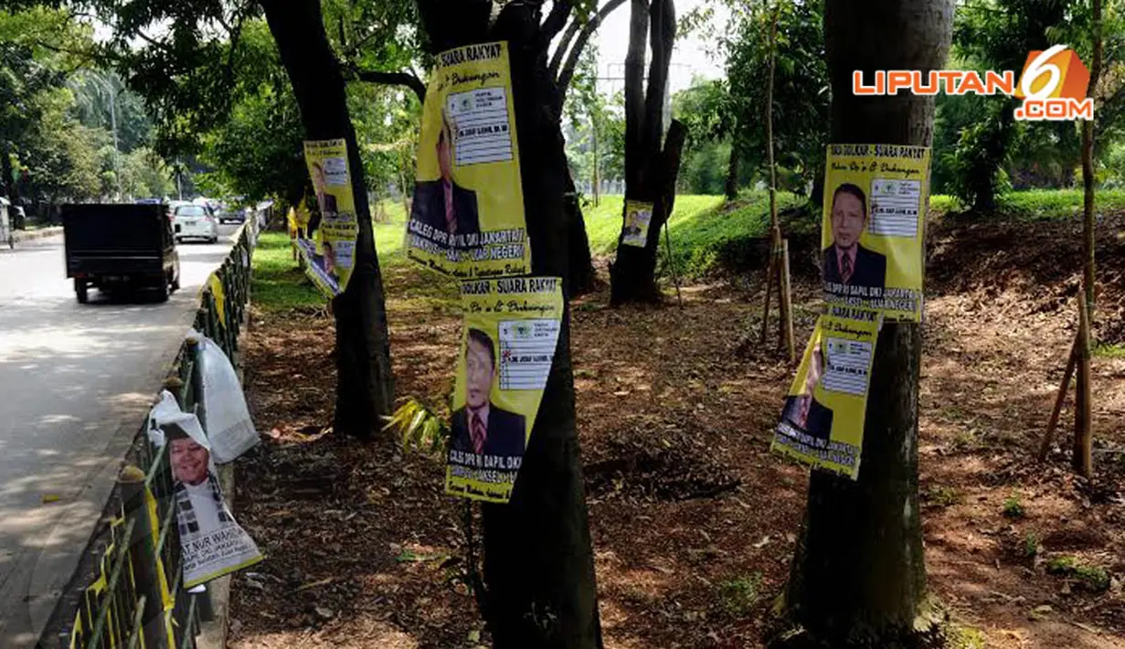 Poster Caleg juga masih menempel di beberapa pohon yang ada di sekitar Universitas Pancasila (Liputan6.com/Helmi Fithriansyah) 