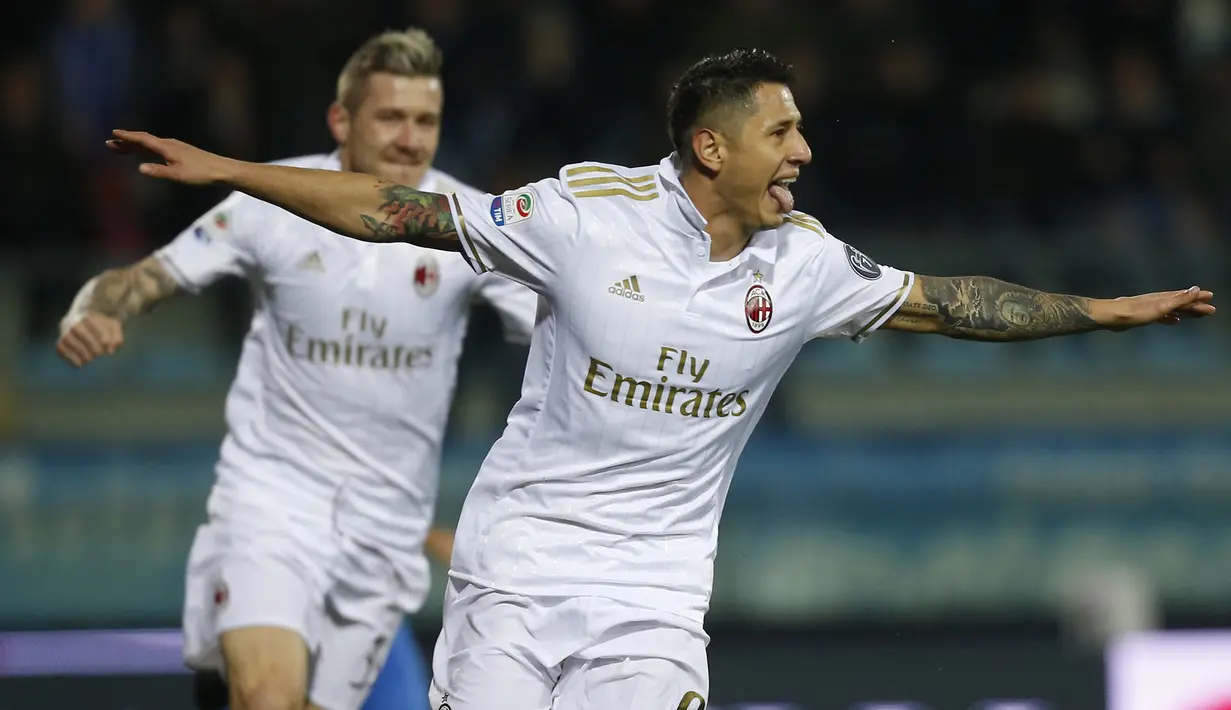 Pemain AC Milan, Gianluca Lapadula, mencetak dua gol ke gawang Empoli pada laga Serie A di di Stadio Carlo Castellani, Sabtu (26/11/2016). (AFP/Marco Bertorello)