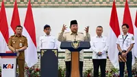 Presiden Prabowo Subianto menegaskan kereta api merupakan instrumen ekonomi rakyat yang harus membantu masyarakat berpenghasilan rendah. Karena itu, ia meminta layanan kereta api tetap menjangkau kota-kota kecil di Indonesia. (Foto: Sekretariat Presiden)