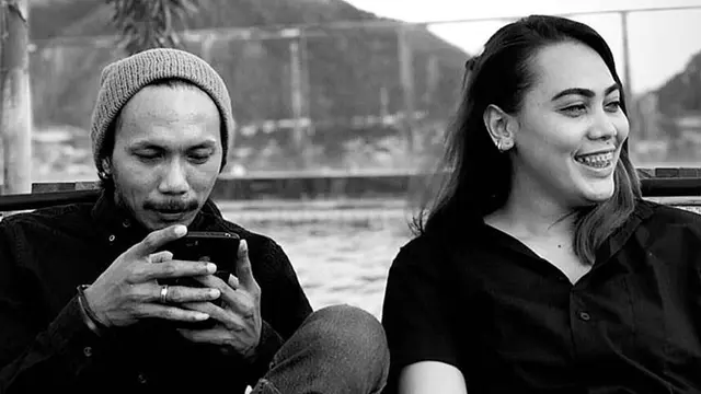 Jarang Terekspos, Ini 6 Potret Mesra Norman Kamaru Bersama Istri Kedua