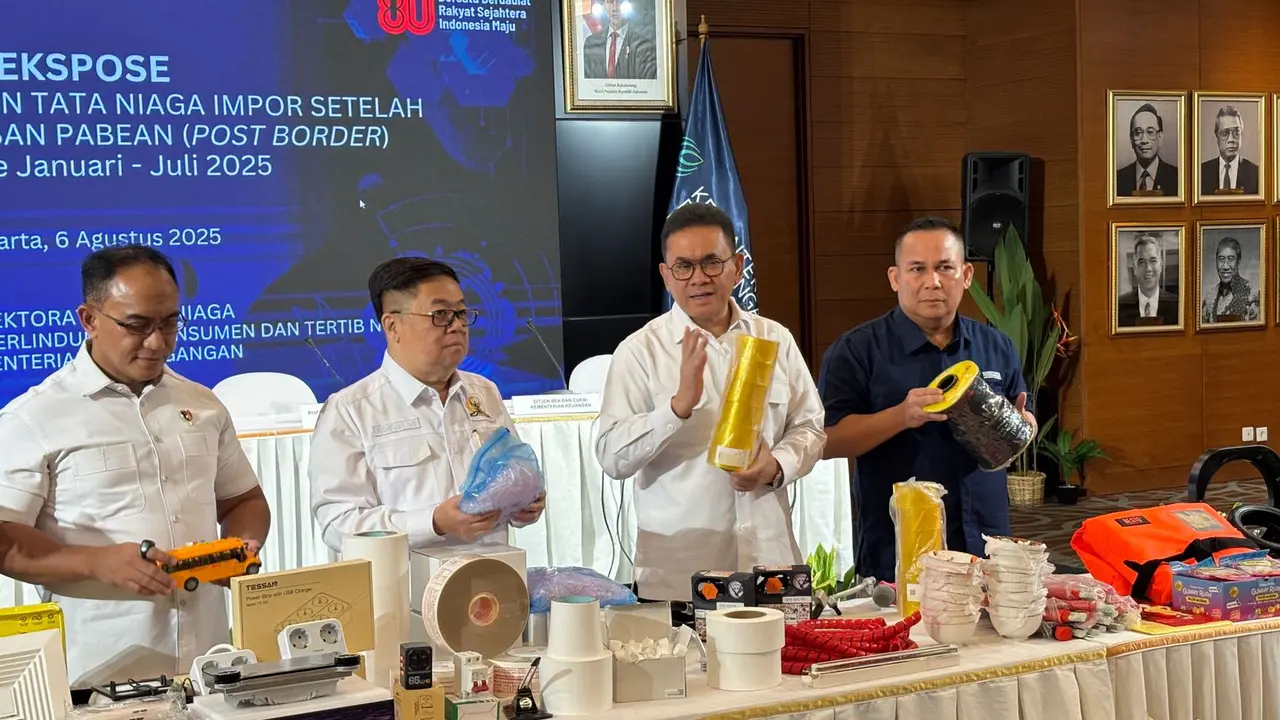 Menteri Perdagangan Budi Santoso dalam konferensi pers hasil ekspose pengawasan Tata Niaga Impor, di Kantor Kemendag, Jakarta, Rabu (6/8/2025).(Foto: Liputan6.com/Tira Santia)