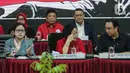 Ketua Umum PDIP Megawati Soekarnoputri (tengah) dan Ketua DPP PDIP Puan Maharani (kiri) saat pengumuman nama calon kepala daerah dan calon wakil kepala daerah di DPP PDIP, Jakarta, Rabu (19/2/2020). PDIP mengumumkan 48 nama yang akan maju Pilkada 2020. (Liputan6.com/Faizal Fanani)