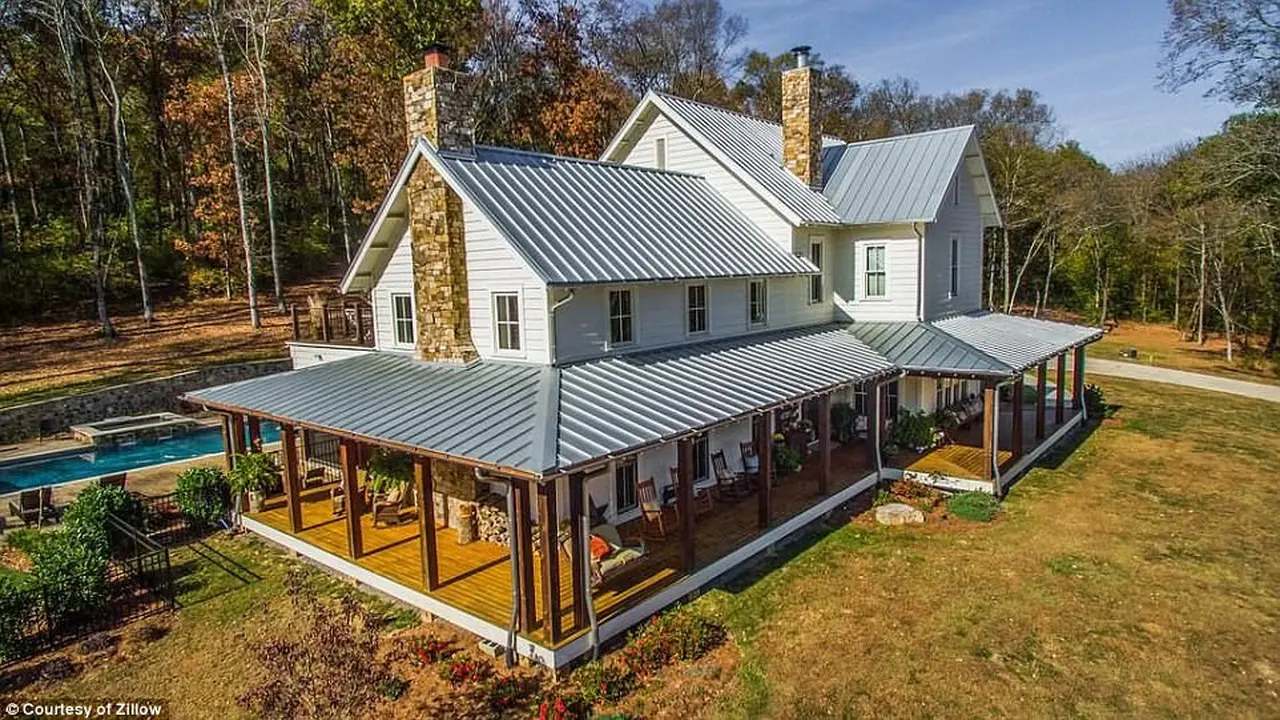 [Bintang] Rumah Miley Cyrus, Terasa Tinggal di Kampung