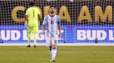 Penyerang Argentina, Lionel Messi berjalan penuh kecewa usai gagal mengeksekusi tendangan penalti pada Final Copa America 2016 di MetLife Stadium, AS, Senin (27/6). Argentina Tumbang lewat Adu penalti atas Chile 4-2. (Adam Hunger-USA TODAY Sports)