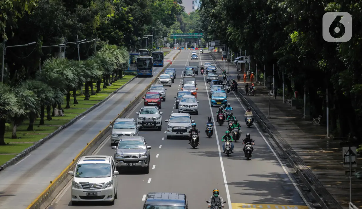Kendaraan melintas di kawasan ganjil genap di jalan medan merdeka barat, Jakarta, Rabu (8/4/2020). Ditlantas Polda Metro Jaya mengumumkan perpanjangan masa peniadaan kebijakan pembatasan kendaraan bernomor polisi ganjil genap di wilayah Jakarta hingga 19 April 2020. (Liputan6.com/Faizal Fanani)