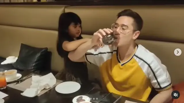 7 Momen Kompak Venna Melinda dan Ferry Irawan Buka Bersama dengan Anak-Anak