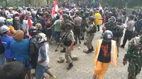 Unjuk rasa mantan karyawan PTFI di cek point 28 Kota Timika