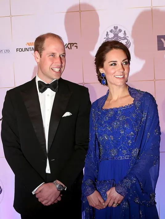 Pangeran William dan Kate Middleton berpose ketika menghadiri acara amal di Taj Palace Hotel, Mumbai, India, Minggu (10/4). Penampilan Kate dipercantik dengan anting-anting karya desainer India senilai sekitar Rp 46 juta. (REUTERS/Divyakant Solanki/Pool)