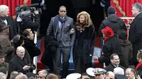 Was-was, Jay Z Tunggui Beyonce di Depan Toilet Umum